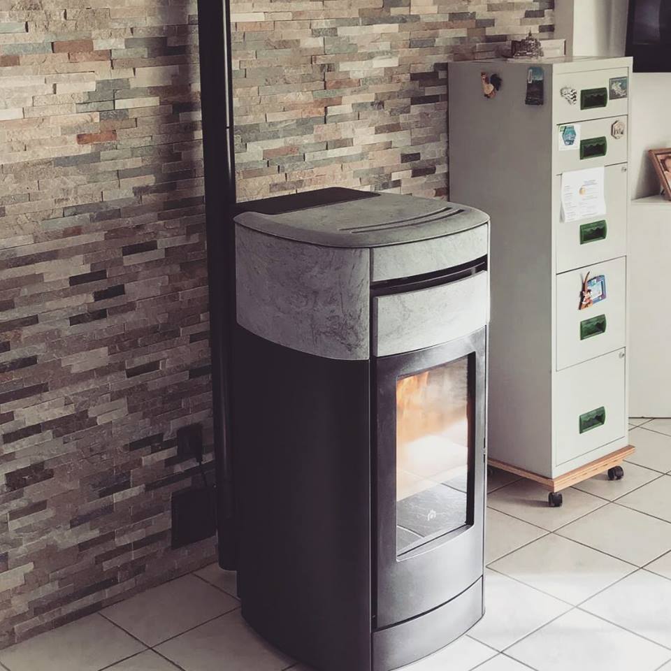 le poêle VYDA AIR TIGHT à une sortie sur le dessus coaxiale possible pour un gain de place optimal